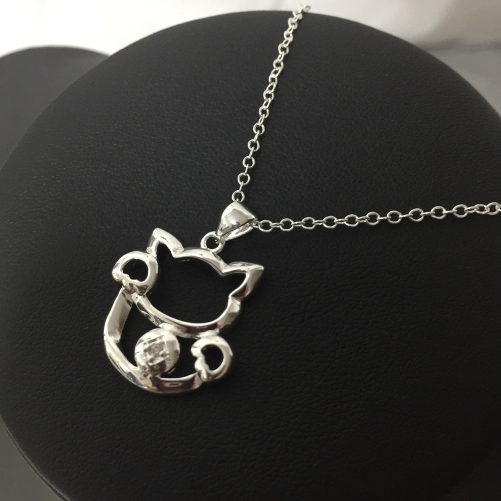 Lucky little cat pendant necklace